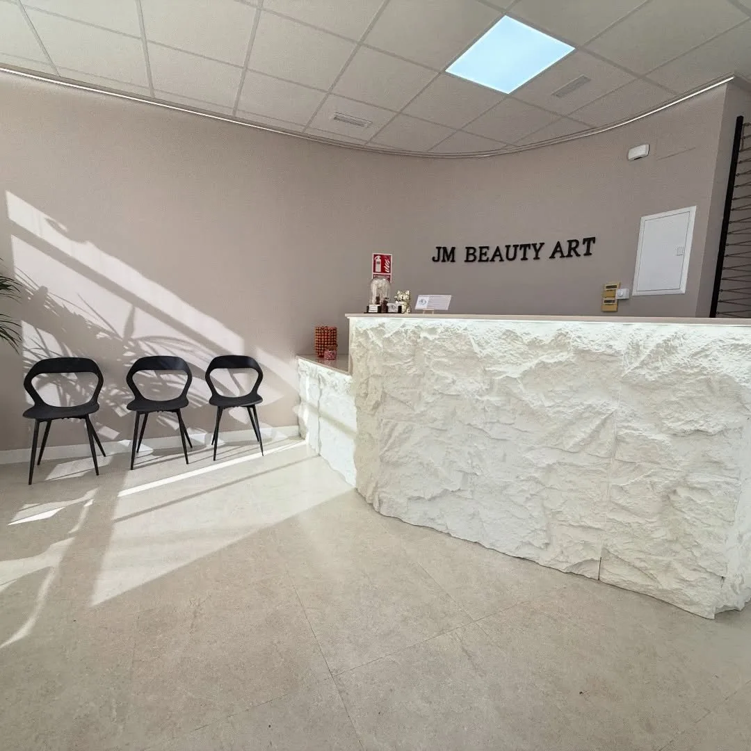 Mostrador de recepción de piedra tallada con el rótulo JM Beauty Art